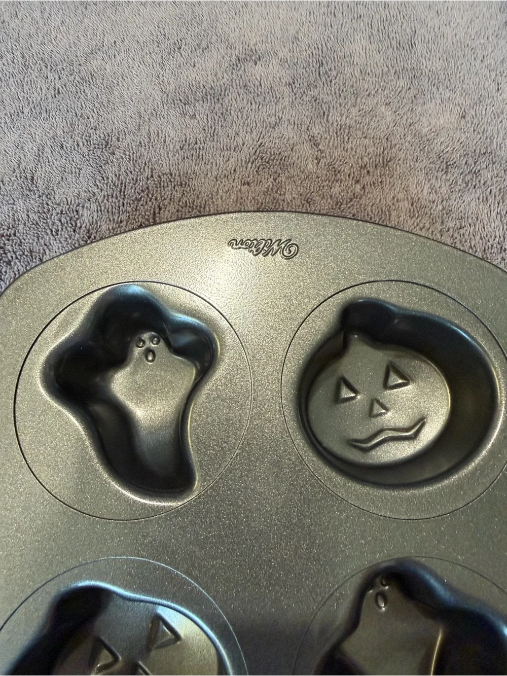 🎃 Wilton Halloween Ghost & Pumpkin Baking Pan - Gray Nonstick